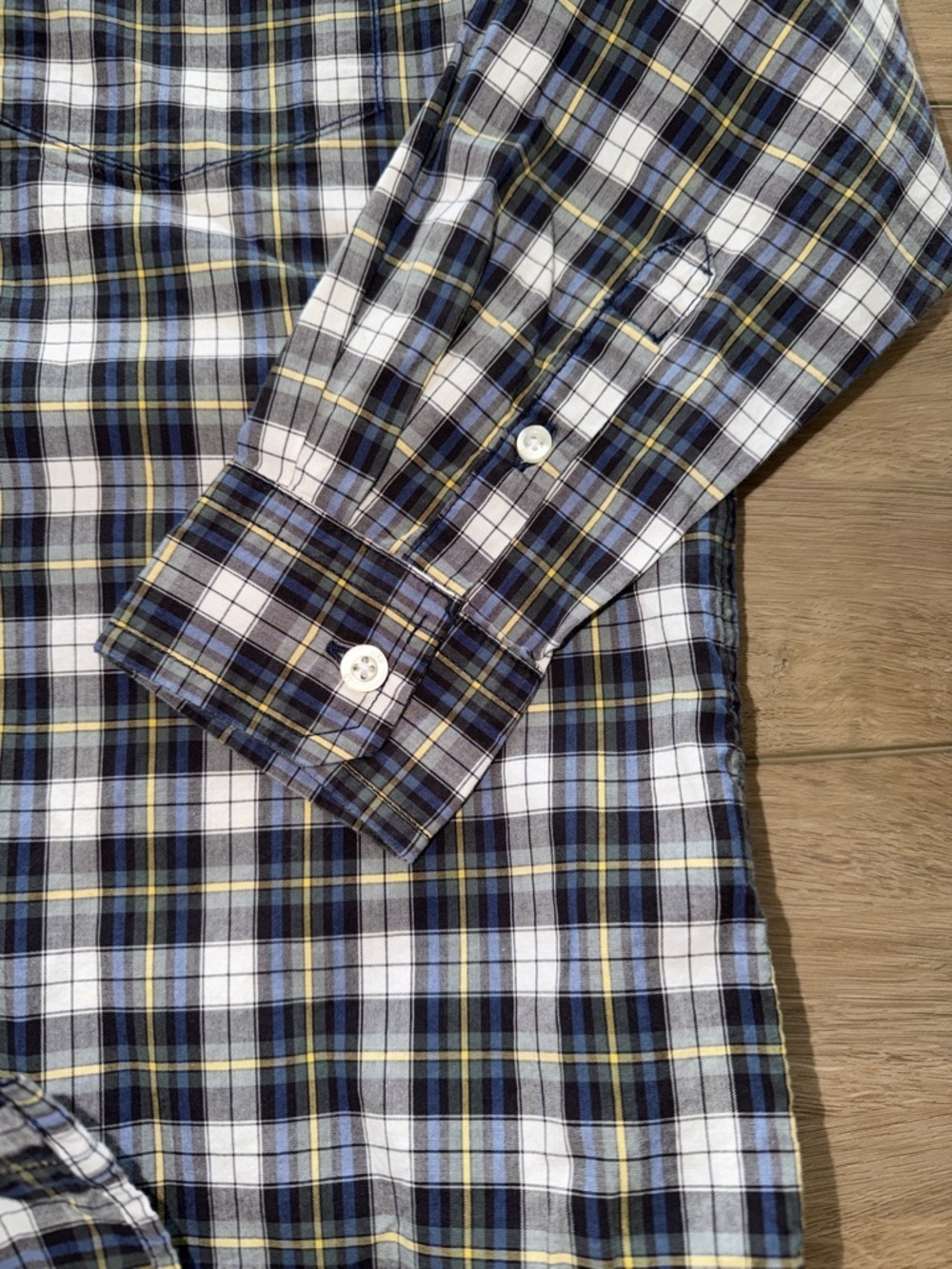 Gap Classic Plaid Button-Down Shirt in Navy & White plaid button medium (8) - Picture 3 of 4